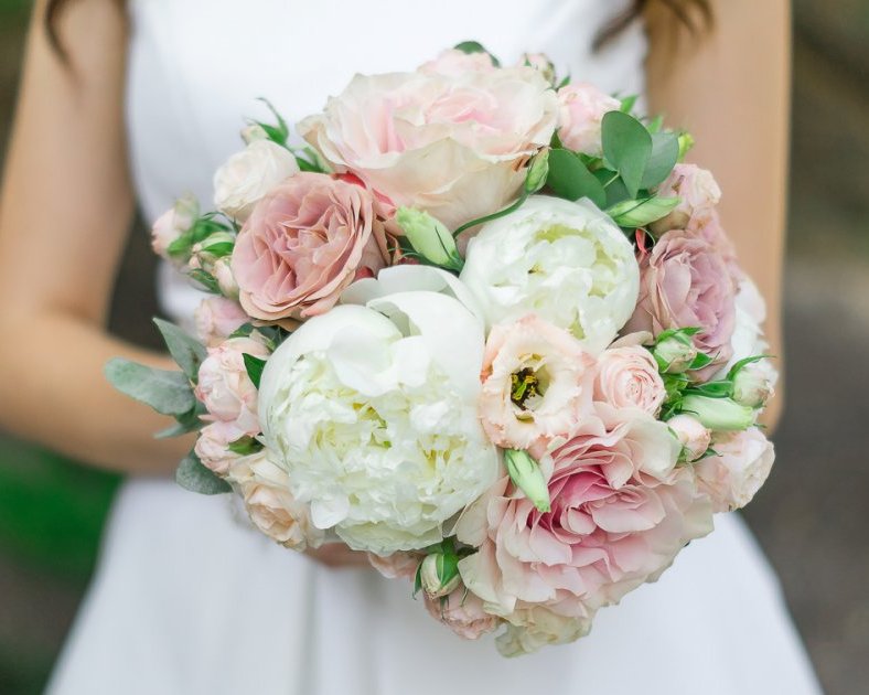 Классический букет невесты из роз, пионов и эустомы